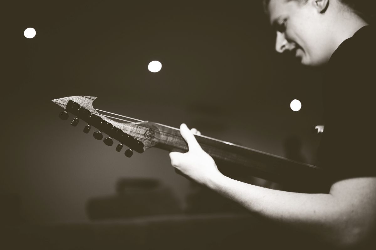 Haltung einer Ormsby 2013er Hypemachine Multiscale - Gitarre