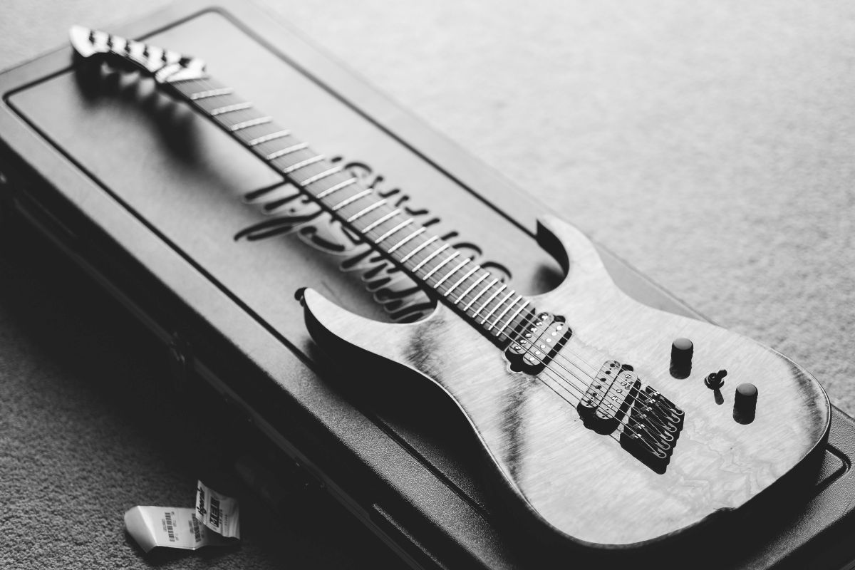 Ormsby Multiscale Gitarre "Black &amp; White", Copyright by Ormsby-Guitars